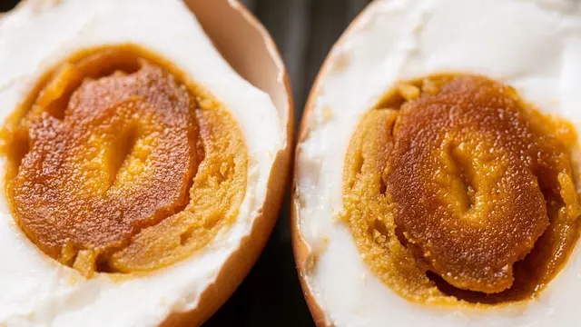 Kuning telur asin yang masir dan berminyak