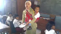 Sudah 7 Tahun, Guru SD Ini Mengajar Semua Kelas Sendirian