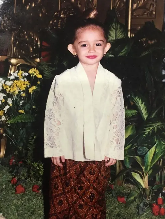 Yasmine Wildblood kecil tampil menawan dengan mengenakan kebaya warna putih. Ia menyempurnakan penampilannya dengan lipstik warna merah yang menghiasi bibirnya. (Foto: Instagram/@yaswildblood)