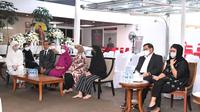 Presiden Jokowi dan Iriana Joko Widodo bertakziah ke rumah duka almarhum Menteri Pendayagunaan Aparatur Negara dan Reformasi Birokrasi (MenPAN-RB) Tjahjo Kumolo, di Kompleks Menteri Widya Chandra, Jakarta, Sabtu, 2 Juli 2022. (Biro Pers/Setpres)