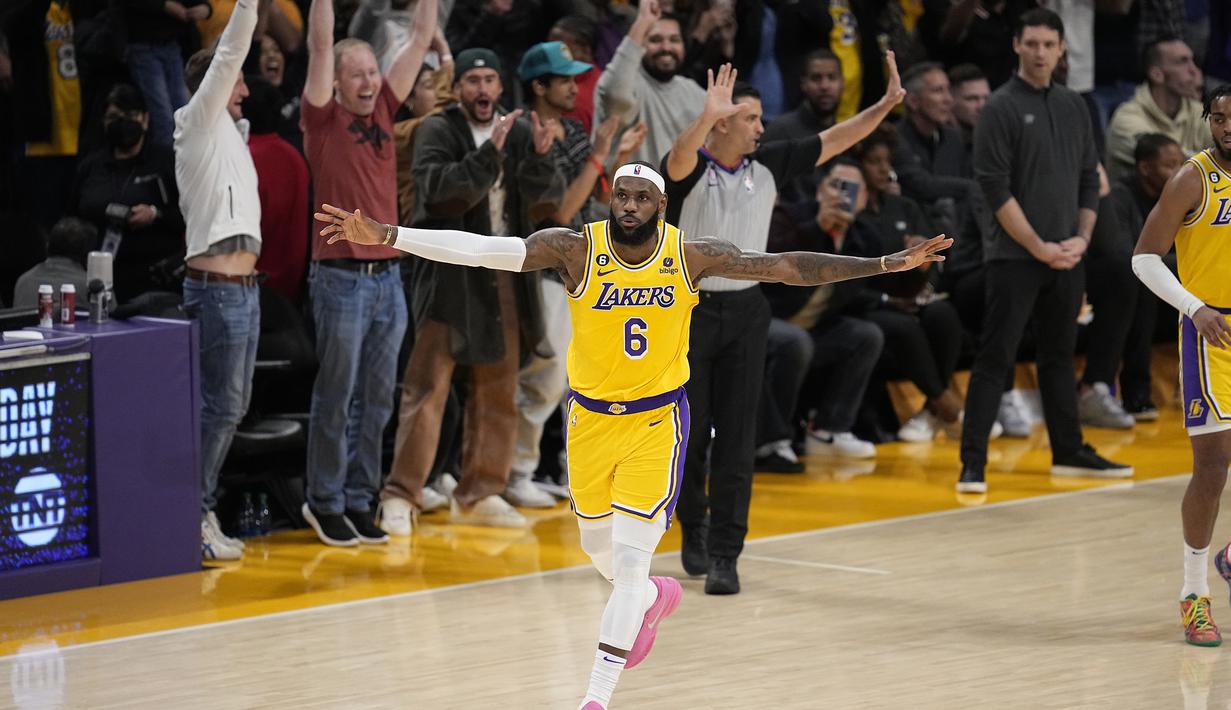 Selebrasi pebasket LA Lakers, LeBron James setelah mencetak angka saat menghadapi Oklahoma City Thunder dalam laga Kompetisi Bola Basket NBA di Los Angeles, Amerika Serikat, Rabu (8/2/2023) pagi WIB. Dalam laga tersebut LeBron James akhirnya mengakhiri laga dengan mengemas 38 poin untuk menggenapkan skor total sepanjang kariernya di NBA menjadi 38.390 poin, unggul tiga poin dari rekor Kareem Abdul Jabbar sebelumnya 38.387 poin. (AP Photo/Mark J. Terrill)