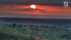 Suasana matahari terbit di Bukit Panguk Kediwung, Bantul, Yogyakarta (16/10). Bukit Panguk Kediwung dibuka untuk umum sekitar pertengahan 2016 oleh masyarakat setempat dan menawarkan keindahan sunrise di atas awan. (Liputan6.com/Herman Zakharia)