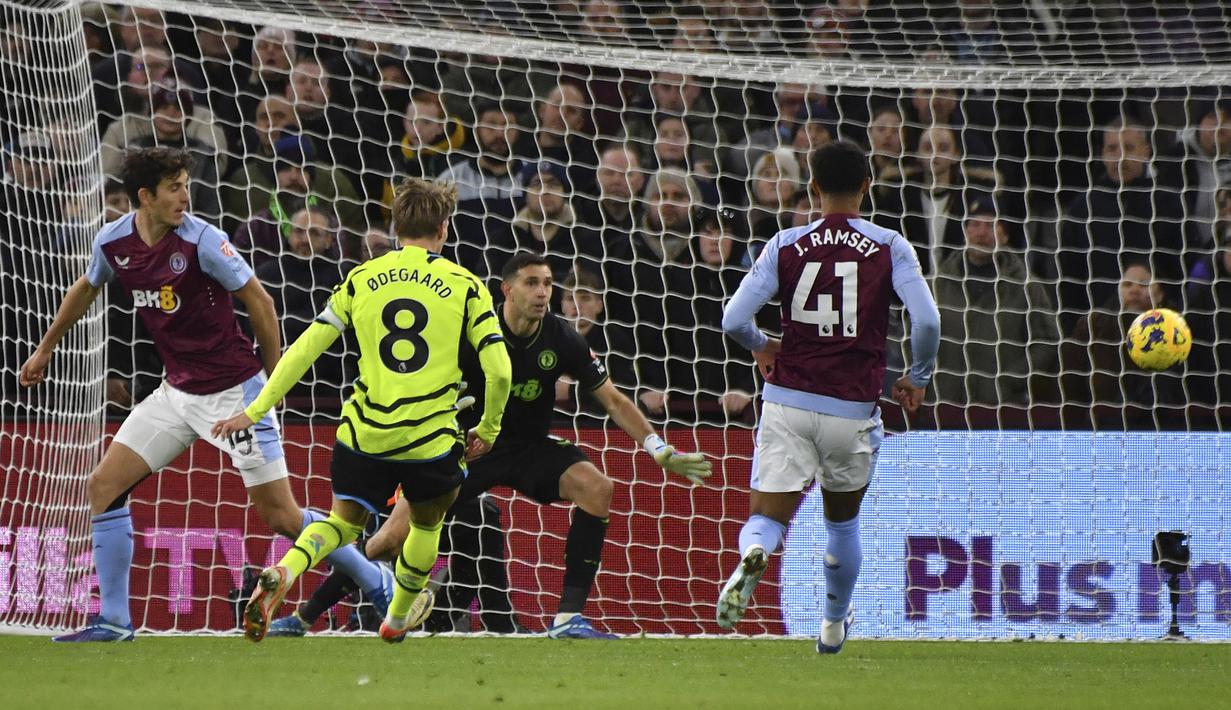 Gelandang Arsenal, Martin Odegaard (kedua kiri) berusaha mencetak gol di depan gawang Aston Villa pada laga pekan ke-16 Liga Inggris 2023/2024 di Villa Park, Birmingham, Minggu (10/12/2023) dini hari WIB. (AP Photo/Rui Vieira)