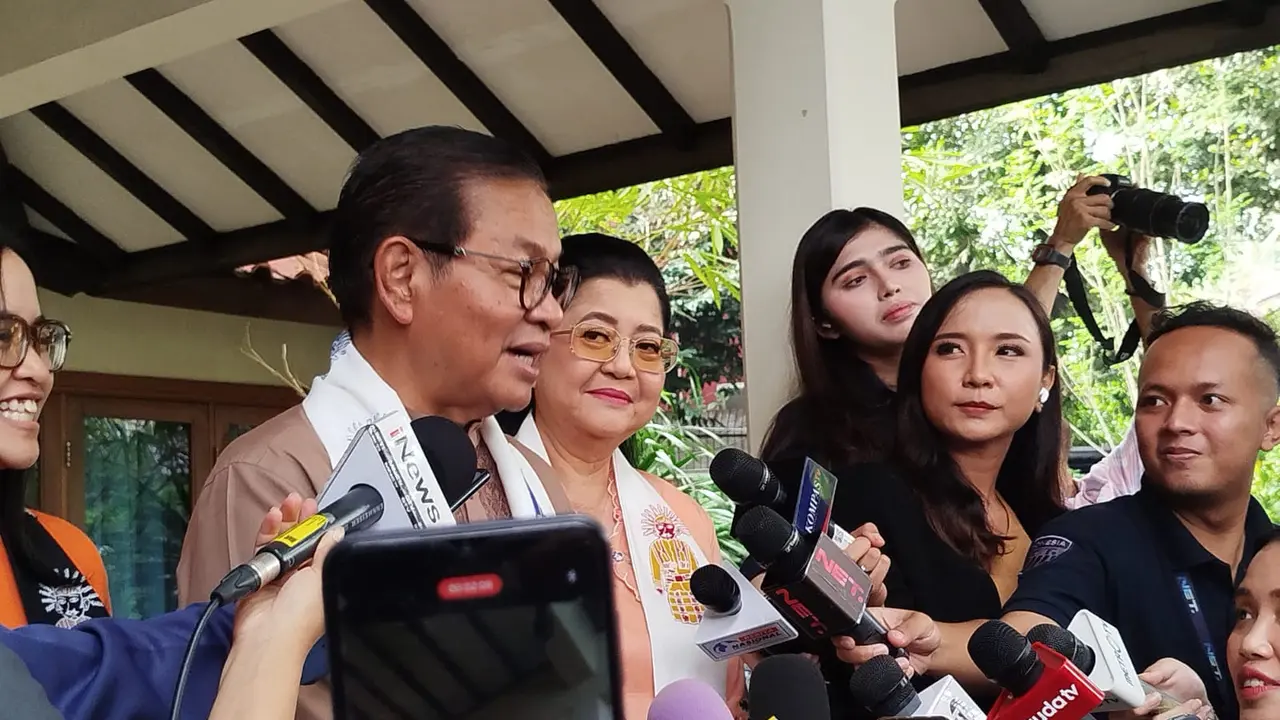 Calon Gubernur Jakarta, Pramono Anung bersama istri Endang Nugrahani dan anaknya, Hanifa Fadhila menunaikan hak pilih Tempat Pemungutan Suara (TPS) 046, Cipete Selatan pada Rabu, (27/11/2024).