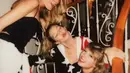 Dengan piyama bertemakan bendera Amerika, sepertinya Taylor Swift squad sudah semakin membesar nih!  (instagram/gigihadid)