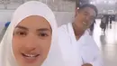 Siap menjalankan rangkaian ibadah umrah di Masjidil Haram, ketiganya sudah mengenakan busana serba putih untuk menjalani ihram [instagtam/ramadhaniabakrie]