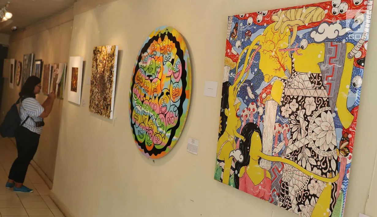 Pengunjung mengamati karya di pameran seni rupa bertajuk ‘Ekspresi Ragam Jiwa’ di Galeri Cipta III Taman Ismail Marzuki, Jakarta, Rabu (4/4). Pameran menampilkan karya 24 seniman untuk memeringati Hari Bipolar Sedunia. (Liputan6.com/Immanuel Antonius)