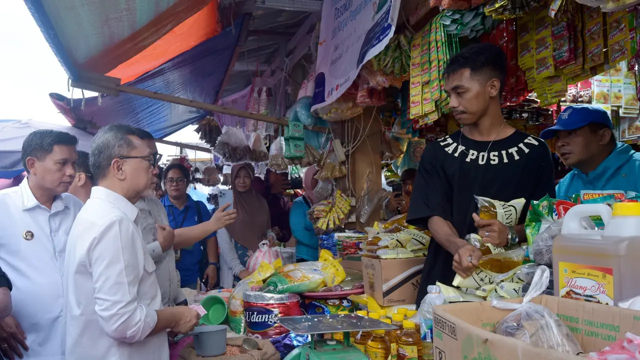 Menteri Perdagangan Zulkifli Hasan mengatakan stok barang kebutuhan pokok (bapok) di Kota Ambon, Maluku menjelang Idul Adha terpantau melimpah sehingga harganya stabil.