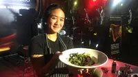 Chef Renatta Moeloek demonstrasikan food pairing dengan Semur Lidah Betawi di Beer Garden SCBD, Jakarta, 7 Desember 2018. (Liputan6.com/Mariany)