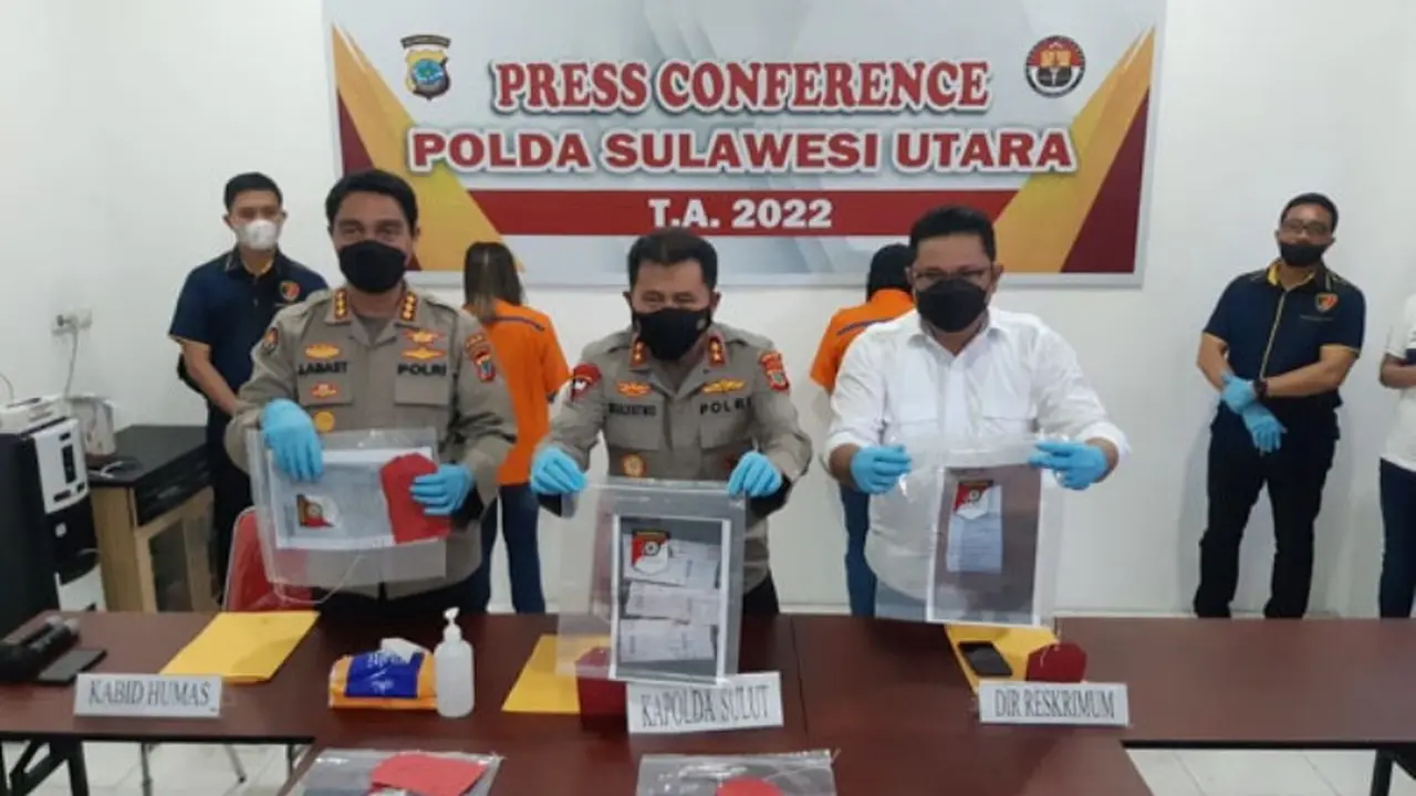 Kapolda Sulut Irjen Pol Mulyatno didampingi Kabid Humas Polda Sulut Kombes Pol Jules Abraham Abast dan Dirreskrimum Polda Sulut Kombes Pol Gani Siahaan.