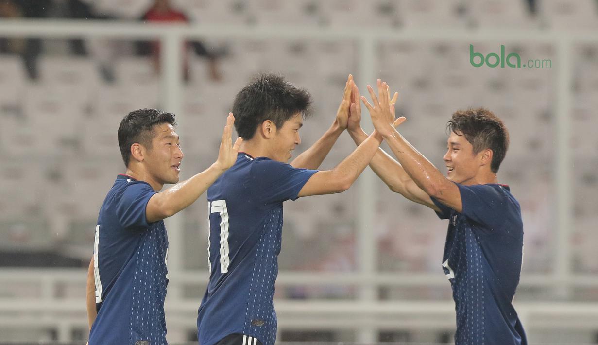 Para pemain Jepang U-19 merayakan gol ke gawang timnas Indonesia U-19 pada laga uji coba di Stadion Utama GBK, (24/3/2018). Indonesia U-19 Kalah 1-4. (Bola.com/Nicklas Hanoatubun)