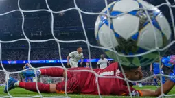 Pemain Real Madrid, Kylian Mbappe, melakukan selebrasi setelah mencetak gol ke gawang Marseille dalam laga matchday 1 League Phase Liga Champions 2025/2026 di Santiago Bernabeu, Rabu (17/9/2025) dini hari WIB. (AP Photo/Manu Fernandez)