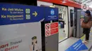 Calon penumpang bersiap menaiki rangkaian kereta Light Rail Transit (LRT) Jabodebek di Stasiun Dukuh Atas, Jakarta, Rabu (9/10/2024). (Liputan6.com/Herman Zakharia)