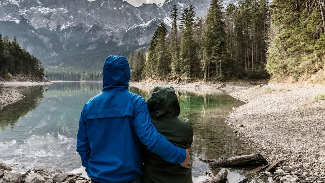 Iseng Dorong Pacar ke Jurang, Aksi Konyol Pria Ini Viral