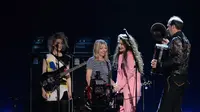 Lorde nyanyi bareng Nirvana membawakan lagu All Apologies dalam pelantikan di Rock and Roll Hall of Fame.