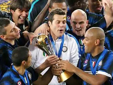 Para pemain Inter Milan bergembira setelah menjuarai Piala Dunia Antarklub berkat kemenangan 3-0 atas TP Mazembe di Abu Dhabi, 18 Desember 2010. AFP PHOTO/MARWAN NAAMANI