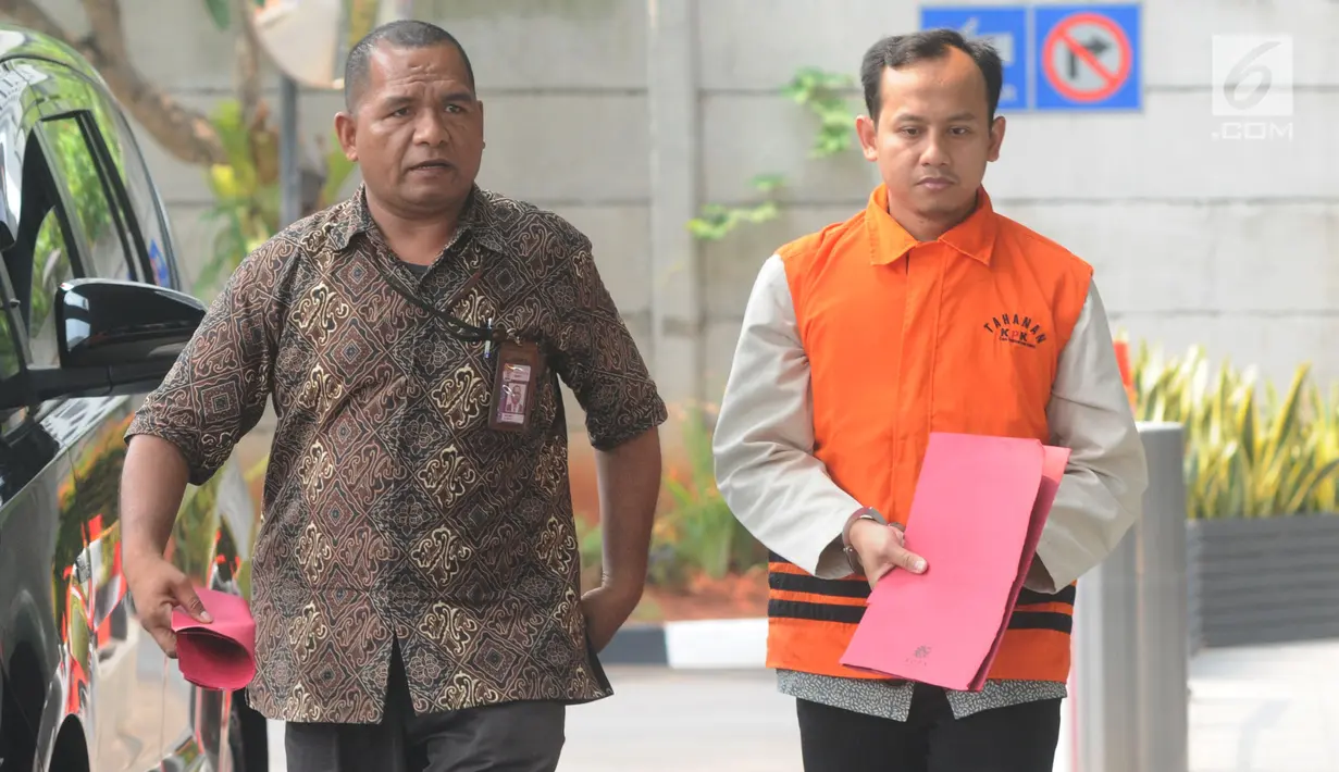 Tersangka jaksa di Kejari Surakarta, Satriawan Sulaksono bersiap untuk pemeriksaan di gedung KPK, Jakarta, Rabu (25/9/2019). Satriawan diperiksa dalam dugaan suap lelang proyek pada Dinas Pekerjaan Umum, Perumahan, dan Kawasan Permukiman (PUPKP) Kota Yogyakarta TA 2019. (merdeka.com/Dwi Narwoko)