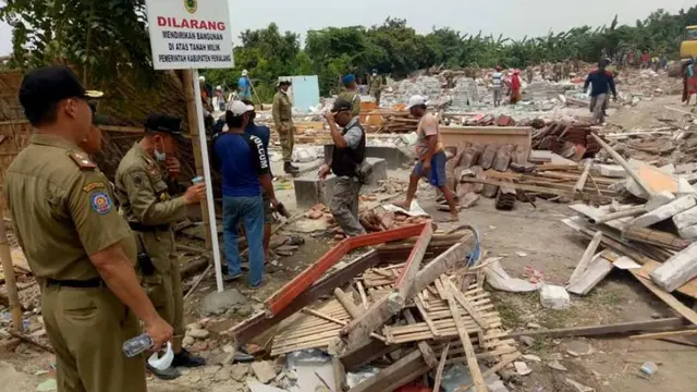 Pembongkaran Paksa Komplek Calam yang dikenal sebagai tempat prostitusi atau lokalisasi pada 11 Oktober 2017 lalu. (Foto: Liputan6.com/Muhamad Ridlo)