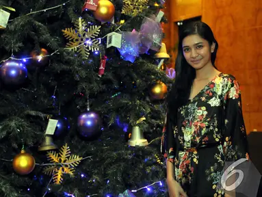 Mikha Tambayong saat ikut meramaikan acara Christmas Tree Lighting Ceremony di Intercontinental Hotel, Jakarta. Foto diambil pada Kamis (27/11/2014). (Liputan6.com/Panji Diksana)