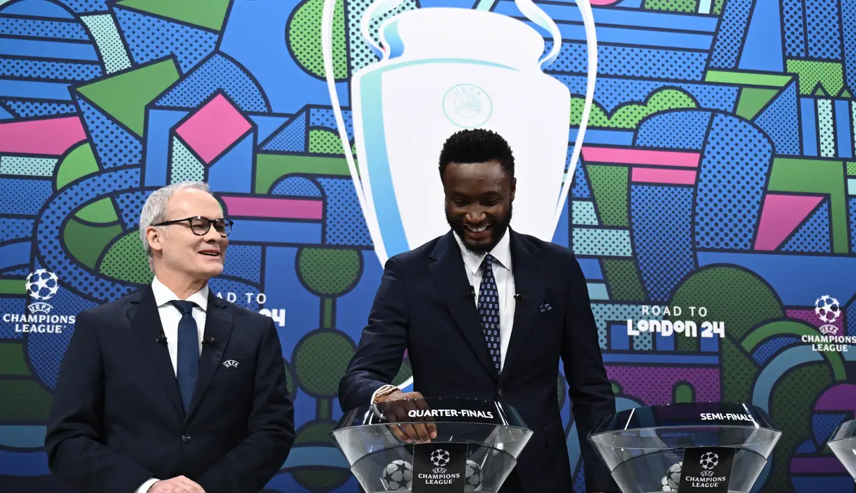 Juara Liga Champions 2012 bersama Chelsea, John Obi Mikel (kanan) didampingi Deputi Sekretaris Jenderal UEFA Giorgio Marchetti melakukan pengundian babak perempat final dan semifinal turnamen sepak bola Liga Champions 2023-2024 di House of European Football, Nyon, pada 15 Maret 2024. (Fabrice COFFRINI/AFP)
