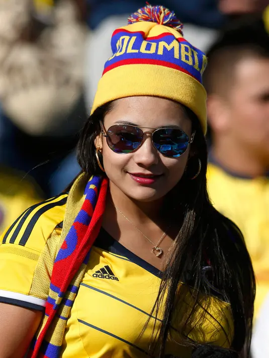 Suporter cantik dan seksi Kolumbia memakai kacamata hitam memberi dukungan kepada timnas Kolumbia saat menyaksikan laga Timnas Kolombia melawan Venezuela di Estadio El Teniente, Rancagua, Chile (14/6/2015). (REUTERS/Carlos Garcia Rawlins)