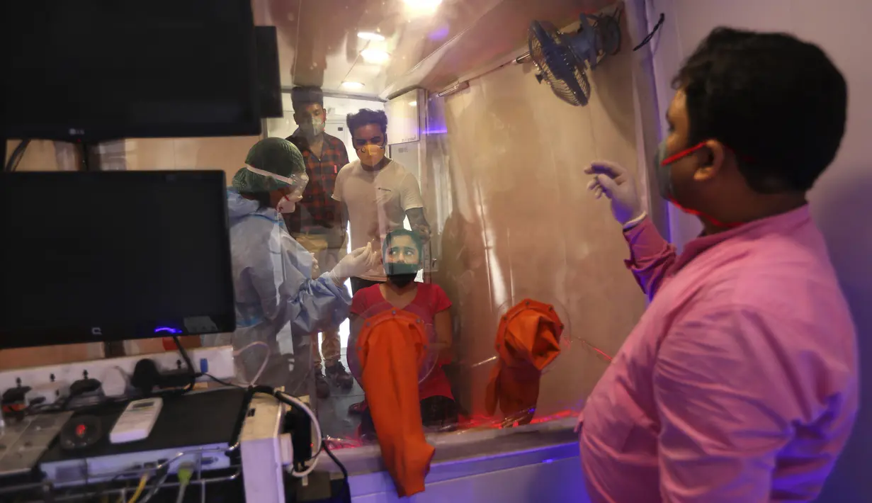Seorang wanita menjalani pengujian COVID-19 melalui metodologi antigen cepat dalam laboratorium bergerak di New Delhi, India, Senin (10/8/2020). India menjadi negara yang paling terpukul oleh pandemi COVID-19 setelah Amerika Serikat dan Brasil. (AP Photo/Manish Swarup)