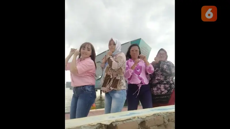 Empat orang yang diduga IRT saat tengah asyik berjoget TikTok di halaman Masjid Terapung Pohuwato (Arfandi/Liputan6.com)