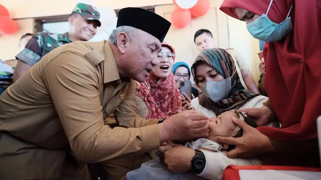 Wali Kota Depok memberikan imunisasi polio kepada balita di Posyandu Delima Perumahan Benteng, Kecamatan Cilodong, Kota Depok.