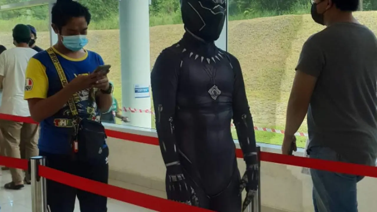 Aksi Kocak Warga Malaysia Pakai Kostum Saat Vaksinasi Covid-19