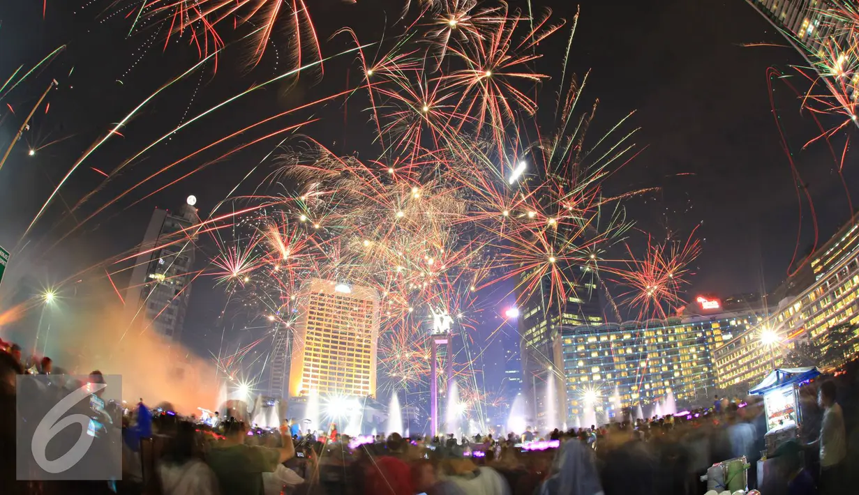 Kembang api menghiasi malam pergantian tahun di kawasan Bundaran HI, Jakarta, Sabtu (31/12). Antusiasme warga menyambut tahun 2017 diramaikan dengan pesta kembang api di sejumlah sudut Ibu Kota. (Liputan6.com/Immanuel Antonius)
