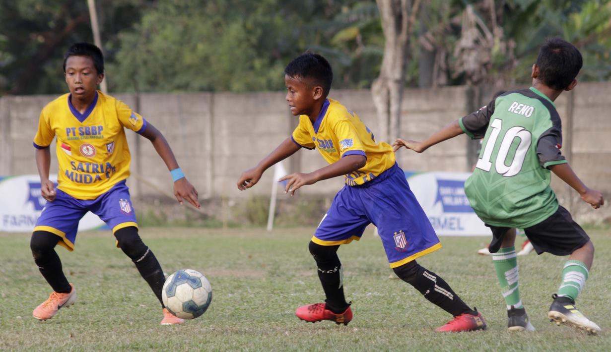 Pemain Satria Muda FA berusaha melewati pemain SS Gagak Rimang pada laga Indonesia Junior League 2019 di Lapangan Sawangan, Minggu (20/10). Dari liga kelas junior ini diharapkan bisa melahirkan pesepakbola muda berbakat dan berkualitas. (Bola.com/M Iqbal Ichsan)