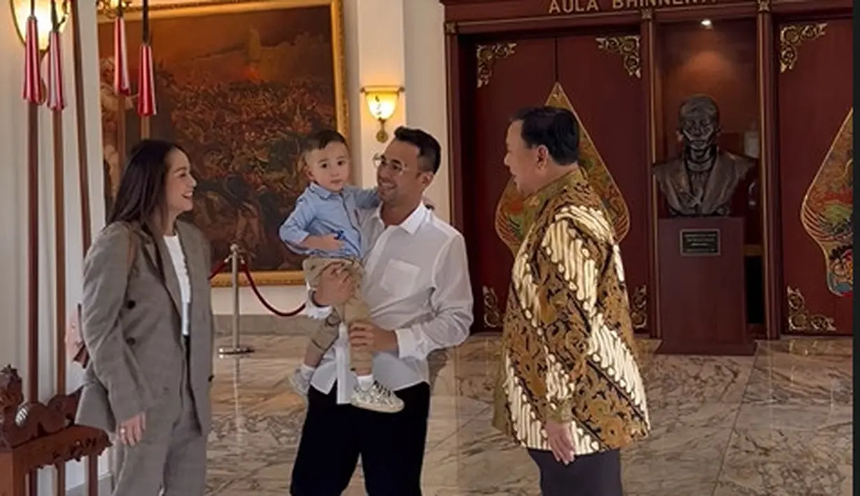 Penampilan Nagita Slavina ditutup dengan sandal heels dari Amina Muaddi seharga Rp9,1jutaan [@raffinagita1717]