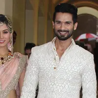 Hari bahagia untuk Shahid Kapoor dan Mira Rajput yang kini resmi menjadi suami istri (via movies.ndtv.com)