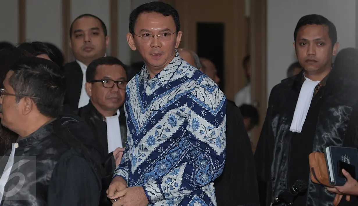 Terdakwa Basuki Tjahaja Purnama atau Ahok berunding dengan tim penasehat hukum setelah pembacaan putusan sidang di Kementan, Jakarta, Selasa (9/5). Majelis Hakim menjatuhkan vonis selama dua tahun penjara terhadap Ahok. (Liputan6.com/sigid Kurniawan/Pool)