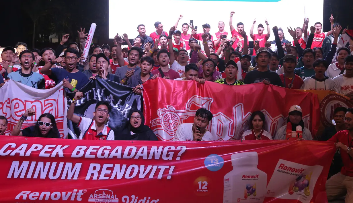 Setelah pertandingan suporter dari Arsenal Indonesia Supporter (AIS) yang hadir dalam acara Roaring Night Nobar Arsenal versus Wolverhampton Wanderers melakukan foto bersama. Mereka pun merasa terbantu karena Renovit menyediakan tempat untuk menggelar laga Arsenal dan dihadiri oleh bintang tamu coach Justin dan Aldi Taher. (Bola.com/M Iqbal Ichsan)
