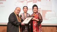 Ervinna Raih Penghargaan MURI sebagai Penyanyi Pop dengan Bahasa Terbanyak
