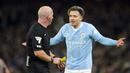 Pemain Manchester City, Jack Grealsih memprotes keputusan wasit Simon Hooper pada laga pekan ke-14 Liga Inggris 2023/2024 melawan Tottenham Hotspur yang berlangsung di Etihad Stadium, Manchester, Inggris, Senin (04/12/2023) dini hari WIB. (AP Photo/Dave Thompson)