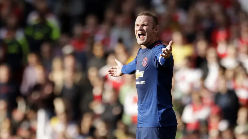 Ekspresi kapten Manchester United (MU) Wayne Rooney pada laga melawan Arsenal di Emirates Stadium, Minggu (7/5/2017). Rooney mengaku ingin terus membela MU. 