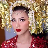 Vidi Aldiano dan Sheila Dara memilih busana pengantin adat Minang warna merah untuk resepsinya (Foto: @marlenehariman)