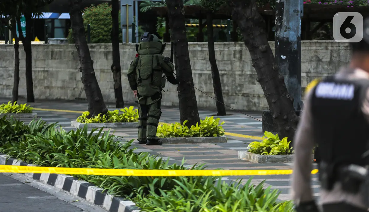 Anggota Gegana memeriksa sebuah tas mencurigakan yang ditaruh di depan Hotel Kempinski, Bundaran HI, Jakarta, Kamis (16/4/2020). Dalam pemeriksaan yang dilakukan anggota Gegana diketahui bahwa tas tersebut kosong. (Liputan6.com/Faizal Fanani)