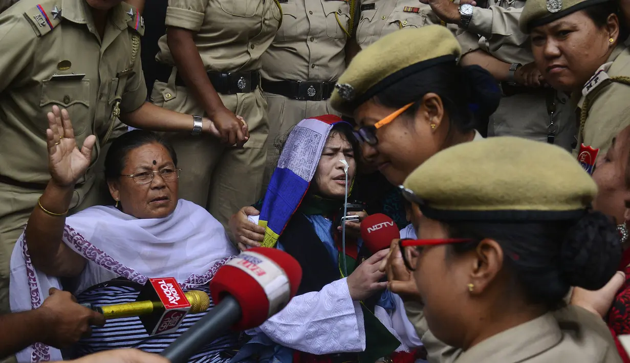Aktivis HAM India, Irom Sharmila berbicara ke media sebelum tampil dalam sidang di pengadilan Imphal, negara bagian Manipur, Selasa (9/8). Sharmila mengakhiri mogok makan menentang hukum kontroversial setelah melakukannya selama 16 tahun. (BIJU BORO/AFP)