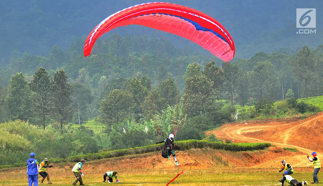 Atlet paralayang Indonesia Lis Andriana  saat nomor ketepatan mendarat (KTM) individual di Gunung Mas, Bogor (21/8). (merdeka.com/ Arie Basuki)