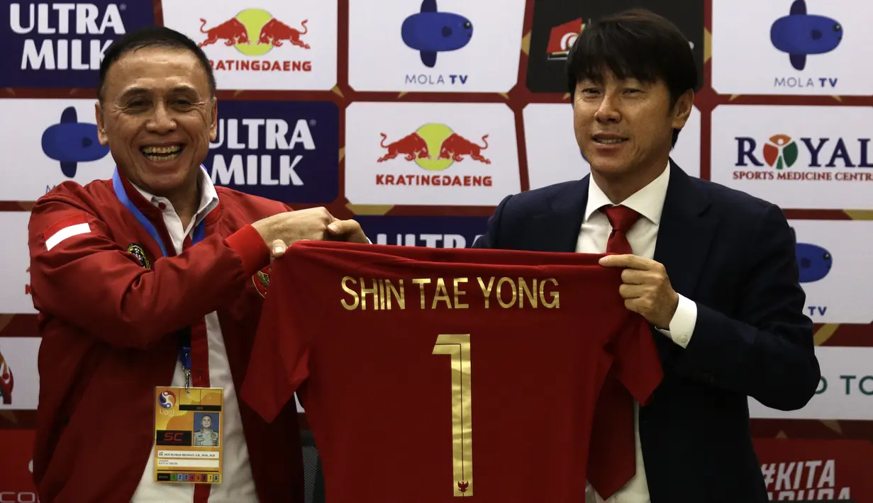 Ketua Umum PSSI, Mochamad Iriawan, bersama pelatih Timnas Indonesia, Shin Tae-yong, dalam perkenalan pelatih Timnas Indonesia di Stadion Pakansari, Cibinong, Sabtu (28/12). PSSI Kontrak Shin Tae-yong 4 Tahun sebagai Pelatih Timnas.(Bola.com/Yoppy Renato)