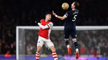 Striker Arsenal Gabriel Martinelli (kiri) berebut bola dengan bek West Ham United Vladimir Coufal dalam laga pekan 17 Liga Inggris di Emirates Stadium, Kamis dini hari WIB (16/12/2021). Arsenal sukses kalahkan tamunya West Ham dengan skor 2-0. (Ben STANSALL/AFP)