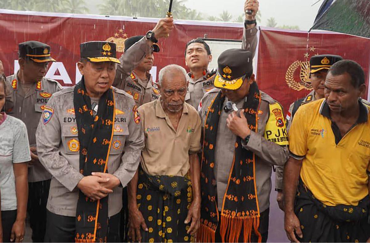FOTO: Polri Salurkan Bantuan untuk Korban Banjir Bandang Mauponggo