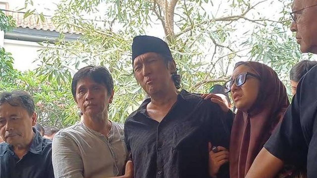Masih Syok Berat Ditinggal Marissa Haque, Ikang Fawzi Tak Kenali Cici Tegal yang Datang Melayat