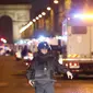 Polisi mensterilkan kawasan Champs Elysees di Paris setelah penembakan terhadap aparat kepolisian Prancis, Kamis (20/4). Otoritas Paris mengaku sudah mengantongi nama pelaku yang akhirnya ditembak mati oleh petugas tersebut. (AP Photo/Thibault Camus)