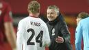 Pelatih Manchester United, Ole Gunnar Solskjaer menyapa bek AC Milan, Simon Kjaer usai pertandingan leg pertama babak 16 besar Liga Europa di Old Trafford, Inggris, Jumat (12/3/2021). Milan berhasil mencuri satu gol tandang yang akan jadi modal berharga untuk leg kedua. (AP Photo/Dave Thompson)