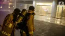 Petugas pemadam kebakaran bersiap melaksanakan tugas di area Rumah Sakit Mayapada di kawasan Lebak Bulus, Jakarta, Senin (28/10/2019). Kepulan asap terlihat dari lantai 5 Rumah Sakit Mayapada akibatnya sejumlah pasien dievakuasi petugas keluar gedung. (Liputan6.com/Faizal Fanani)