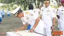Citizen6, Surabaya: Komandan Komando Pengembangan dan Pendidikan Angkatan Laut (Dankobangdikal) Laksda TNI Sadiman, melaksanakan ziarah ke Taman Makam Pahlawan 10 November Surabaya, Jumat (4/5). (Pengirim: Penkobangdikal)
